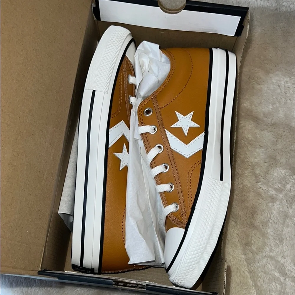 Converse Men's Brown Sneakers. Size 6‎